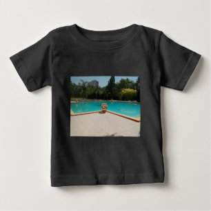 カッコいいハクナマタプールサイド私は私の家族を愛する.jpg ベビーTシャツ