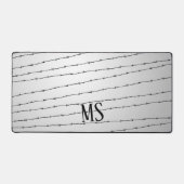 カッコいい灰色の白い黒の有刺線パターンのモノグラム デスクマット (正面)