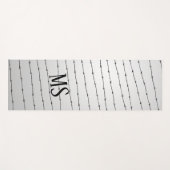 カッコいい灰色の白い黒の有刺線パターンのモノグラム ヨガマット (正面(横))