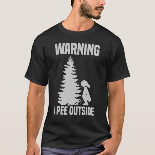 カッコいい警告I Pee Outside Girl Peing Camping Tシャツ (正面)