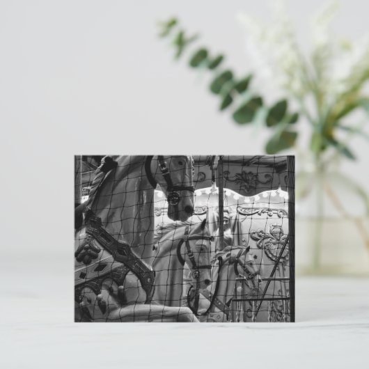 カッコいい都市、モダン回転木馬の馬の写真 ポストカード (スタンド正面)