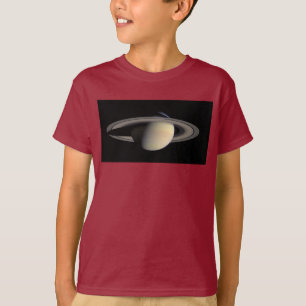 カッシーニが捉えた太陽光に照らされた土星のガス巨大惑星 Tシャツ