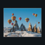 カッパドキアの熱気球 ポストカード<br><div class="desc">この写真は、中央アナトリア州ネセヒール州カッパドキアの熱気球を特集している。カッパドキアは風船飛行を世界のトップ3に作る非現実的な素晴らしい風景を持っている。美しい超現実的な風景と優れた条件を組み合わせ飛んでいるて、風船はフェアリーの煙突の間を静かに漂い、印象的な谷を通して岩の形成ユニーク、果樹園やブドウ畑に散在するハトの家々の間に、それぞれ独特の岩の形成、色やののの特徴をとをを持浮く。</div>