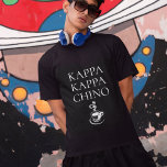 カッパ茅野コおもしろいーヒー愛好家 Tシャツ<br><div class="desc">このデザインはカッコいい、コーヒー愛好家のためのtシャツで、ギリシャの団体や組織にKAPPA CHINO文字を使用したスピンと文字の下のカプチーノグラフィックの蒸し暑いカップを特徴としている。着用するおもしろいシャツの多くのシャツスタイルとカラーオプションから選楽しむ択する。</div>