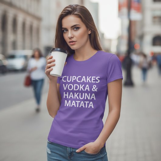 カップケーキ ウォッカ&ハクナマタタTシャツ Tシャツ