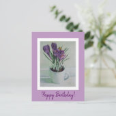 カップかわいらし誕生日アートの紫色のクロッカスの花 ポストカード (スタンド正面)