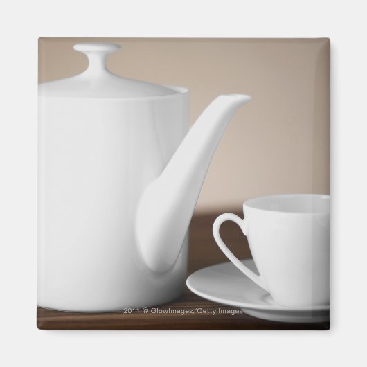 カップと皿を茶釜で閉じる マグネット (正面)