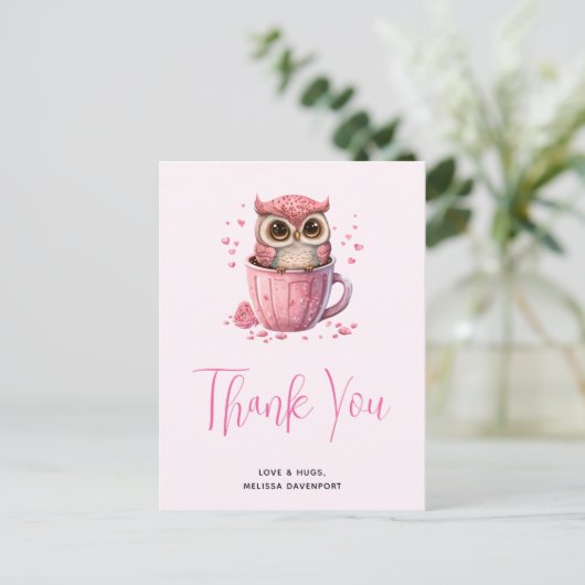 カップに入ったかわいいピンクのフクロウ|過去記事 ポストカード (スタンド正面)
