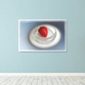 カップに入ったイチゴ キャンバスプリント (インサイチュ (ウッドフロア))