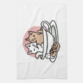 カップに猫ちゃんを丸める – 愛らしいティータイム キッチンタオル (縦)