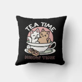 カップに猫ちゃんを丸める – 愛らしいティータイム クッション (裏面)