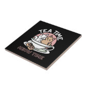 カップに猫ちゃんを丸める – 愛らしいティータイム タイル (側面)