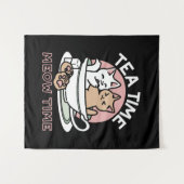 カップに猫ちゃんを丸める – 愛らしいティータイム タペストリー (正面(横))