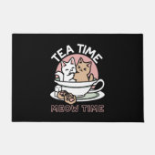 カップに猫ちゃんを丸める – 愛らしいティータイム ドアマット (正面)