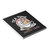 カップに猫ちゃんを丸める – 愛らしいティータイム ノートパッド (アングル)