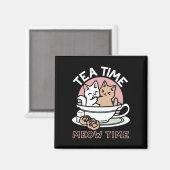 カップに猫ちゃんを丸める – 愛らしいティータイム マグネット (正面/裏面)