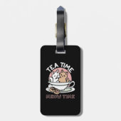 カップに猫ちゃんを丸める – 愛らしいティータイム ラゲッジタグ (裏面縦)