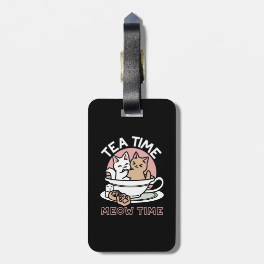 カップに猫ちゃんを丸める – 愛らしいティータイム ラゲッジタグ (裏面縦)