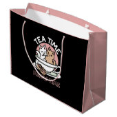 カップに猫ちゃんを丸める – 愛らしいティータイム ラージペーパーバッグ (裏面アングル)