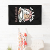 カップに猫ちゃんを丸める – 愛らしいティータイム 横断幕 (インサイチュ)