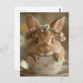 カップに花の冠を付けたかわいいバニー ポストカード (正面/裏面)