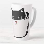 カップに赤い鼻を隠した黒い子猫 カフェラテマグ (右アングル)
