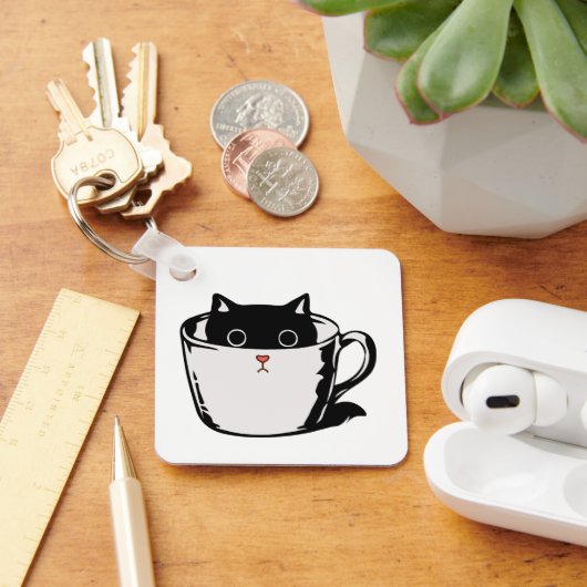 カップに赤い鼻を隠した黒い子猫 キーホルダー (デスク)