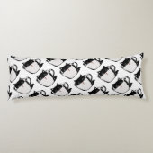 カップに赤い鼻を隠した黒い子猫 ボディピロー (裏面)