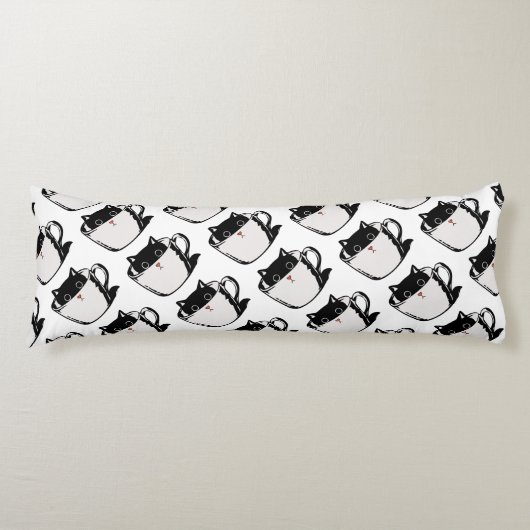 カップに赤い鼻を隠した黒い子猫 ボディピロー (正面)