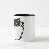 カップに赤い鼻を隠した黒い子猫 マグカップ (中央)