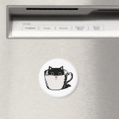 カップに赤い鼻を隠した黒い子猫 マグネット (インサイチュ (食洗機))