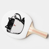 カップに赤い鼻を隠した黒い子猫 卓球ラケット (横)