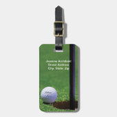 カップの縁にゴルフボールクローズアップ個人用ケース ラゲッジタグ (正面縦)