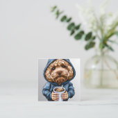 カップを持つフード付のゴールデン・ドードル スクエア名刺 (スタンド正面)