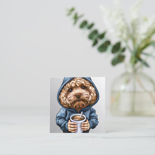 カップを持つフード付のゴールデン・ドードル スクエア名刺 (スタンド正面)