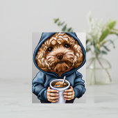 カップを持つフード付のゴールデン・ドードル 箔シーズンポストカード (立ち正面)