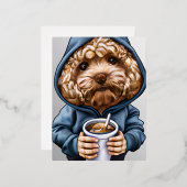 カップを持つフード付のゴールデン・ドードル 箔シーズンポストカード (正面/裏面)