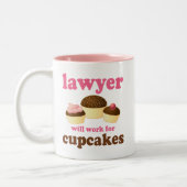 カップケおもしろいーキ弁護士の仕事をする ツートーンマグカップ (左)