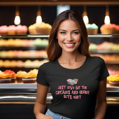 カップケおもしろいーキ愛好家のティーシャツ Tシャツ