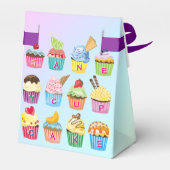 カップケーキあなたの名前を追加モノグラムおいしいスイーツ フェイバーボックス (裏面サイド)