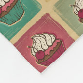 カップケーキから成っているヴィンテージパターン フリースブランケット (角)