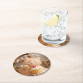 カップケーキが入ったかわいいオレンジ色の子猫 ラウンドペーパーコースター (インサイチュ)