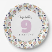 カップケーキとフルーツの水の色モノグラムの ペーパープレート (正面)