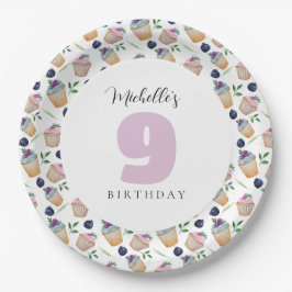 カップケーキとフルーツの水の色モノグラムの ペーパープレート