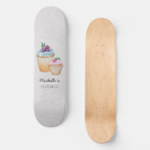 カップケーキとフルーツの水彩パターン スケートボード (正面)