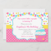 カップケーキと振りかけるピンクの誕生日パーティー 招待状 (正面)