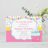 カップケーキと振りかけるピンクの誕生日パーティー 招待状 (スタンド正面)