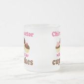 カップケーキのカイロプラクターのために働きます フロストグラスマグカップ (中央)