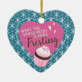 カップケーキの世界は、より多くのつや消しベーカリーのクリスマスを必要 セラミックオーナメント (正面)