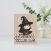 カップケーキの可愛い魔女の誕生日グリーティングデザイン ポストカード (スタンド正面)